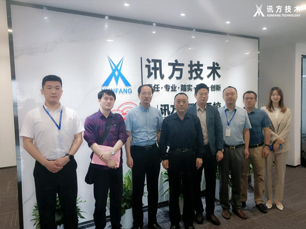 武汉职业技术学院校党委副书记何让波一行莅临威九国际技术武汉基地